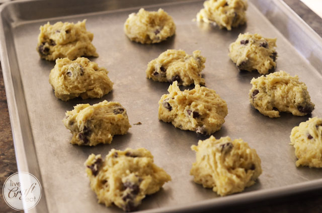 banana mint cookies - so easy to make and so yummy! they're like muffin tops because they puff up and are super fluffy inside. and you'll love the combination of banana with mint, even though it sounds a bit odd. it's actually really good!