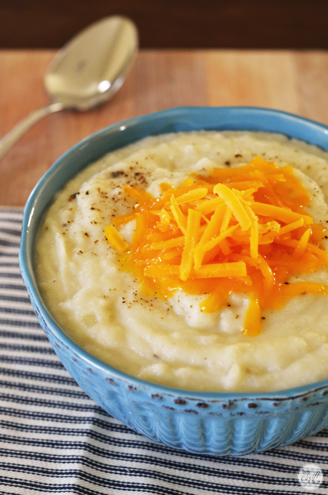 creamy cauliflower soup recipe - so simple and uses only a few basic ingredients. yum!!