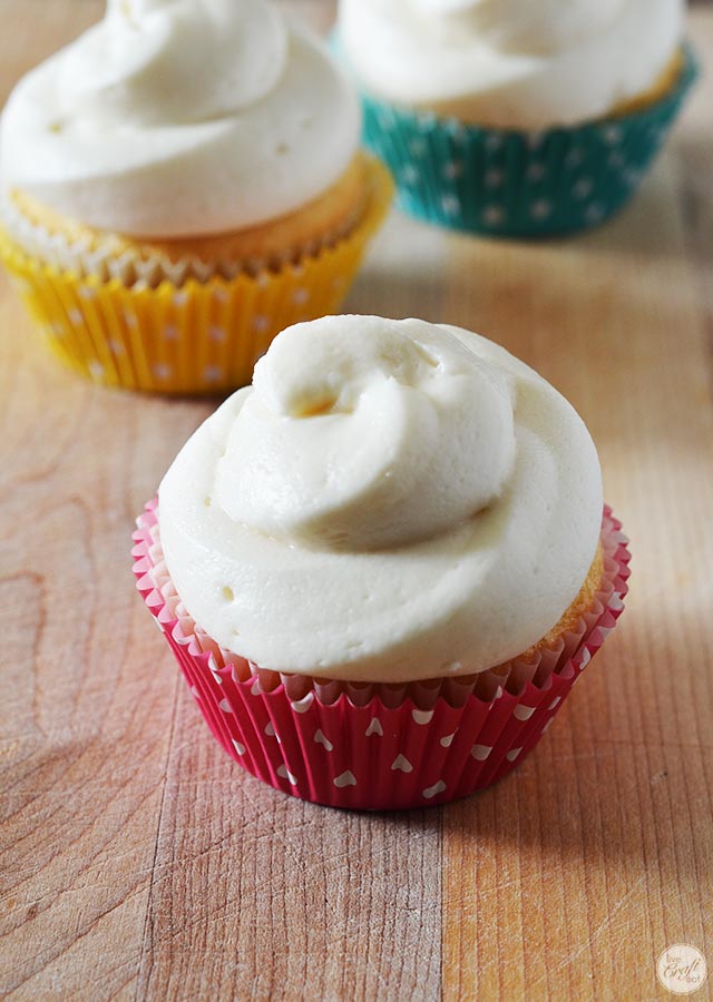 the best homemade vanilla buttercream icing recipe. and only 4 ingredients! so, so simple to make. and so, so yummy!