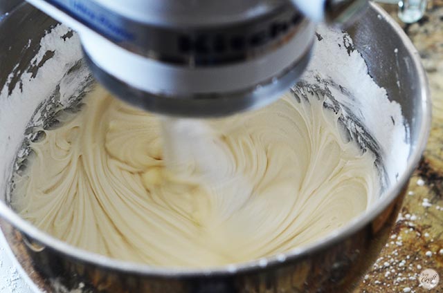 how to make the best buttercream icing - only 4 ingredients and sooo, sooo yummy!