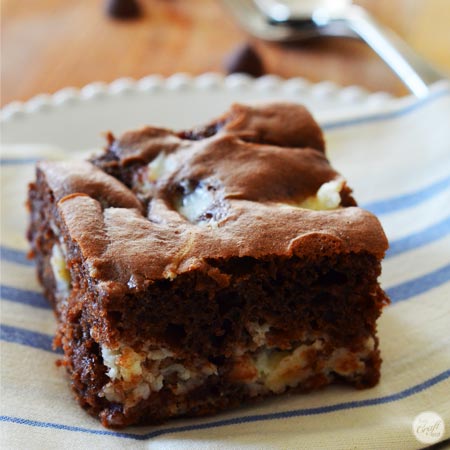 chocolate cream cheese cake bars - only 4 ingredients and they're sooo yummy!