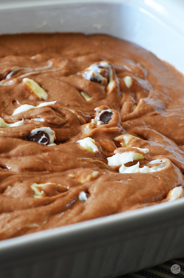 sweetened cream cheese + chocolate cake = heaven! and it's the easiest 4-ingredient recipe ever!