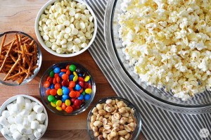 white chocolate candy popcorn mix - the prefect treat for movie night!