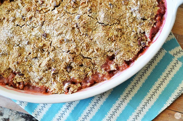 easy and delicious rhubarb crisp recipe.