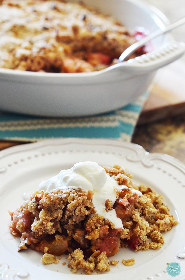 easy homemade rhubarb crisp - a springtime favorite!