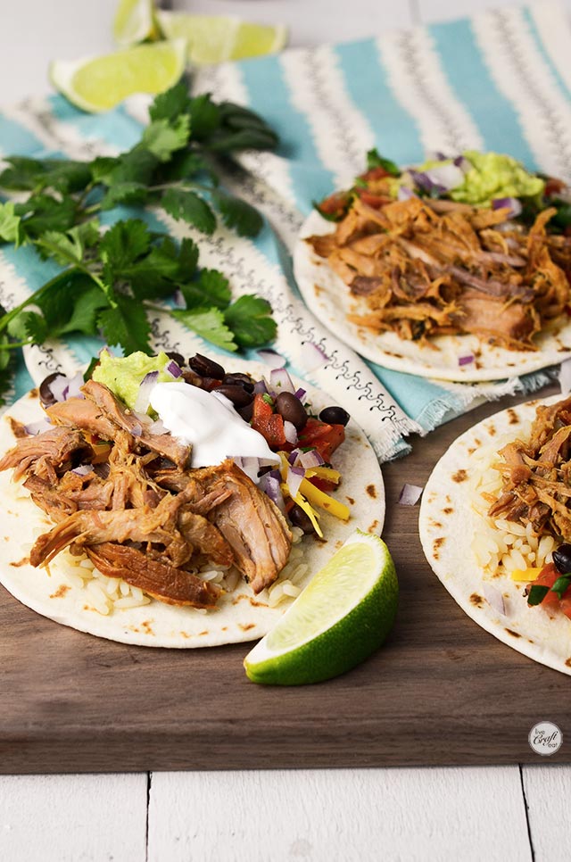 amazing and simple slow cooker lean carnitas! perfect for a weekday dinner.