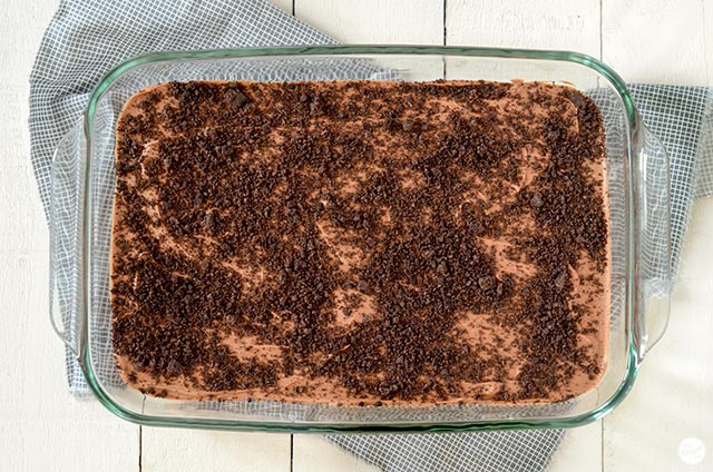 oreo crust, hot fudge sauce, and more oreo crumbs!